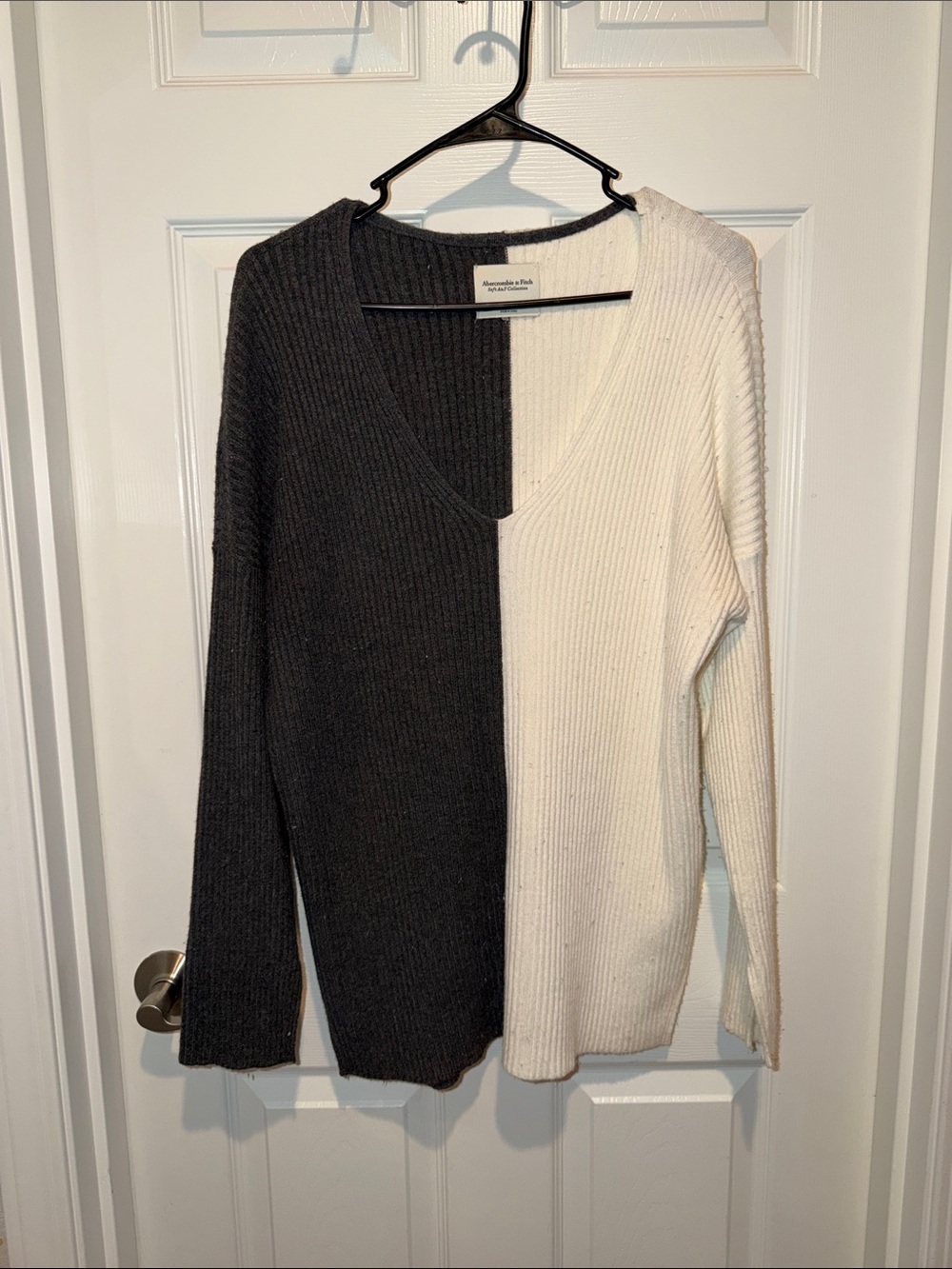 Abercrombie & Fitch Two-Tone Ribbed V-Neck Sweater - Black & White